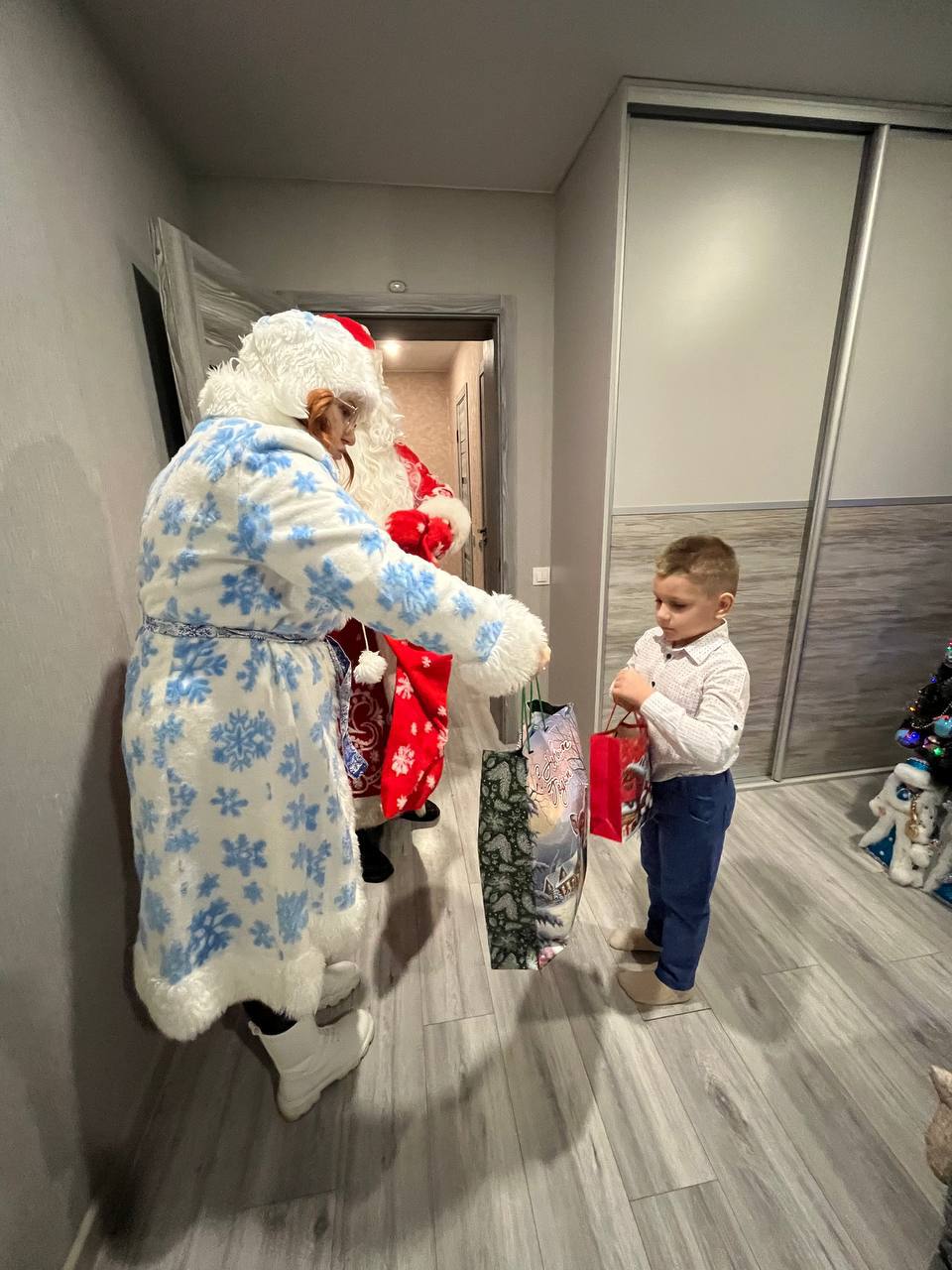 Полицейский дед Мороз поздравил детей в Рыбновском районе Полицейский дед Мороз поздравил детей в Рыбновском районе