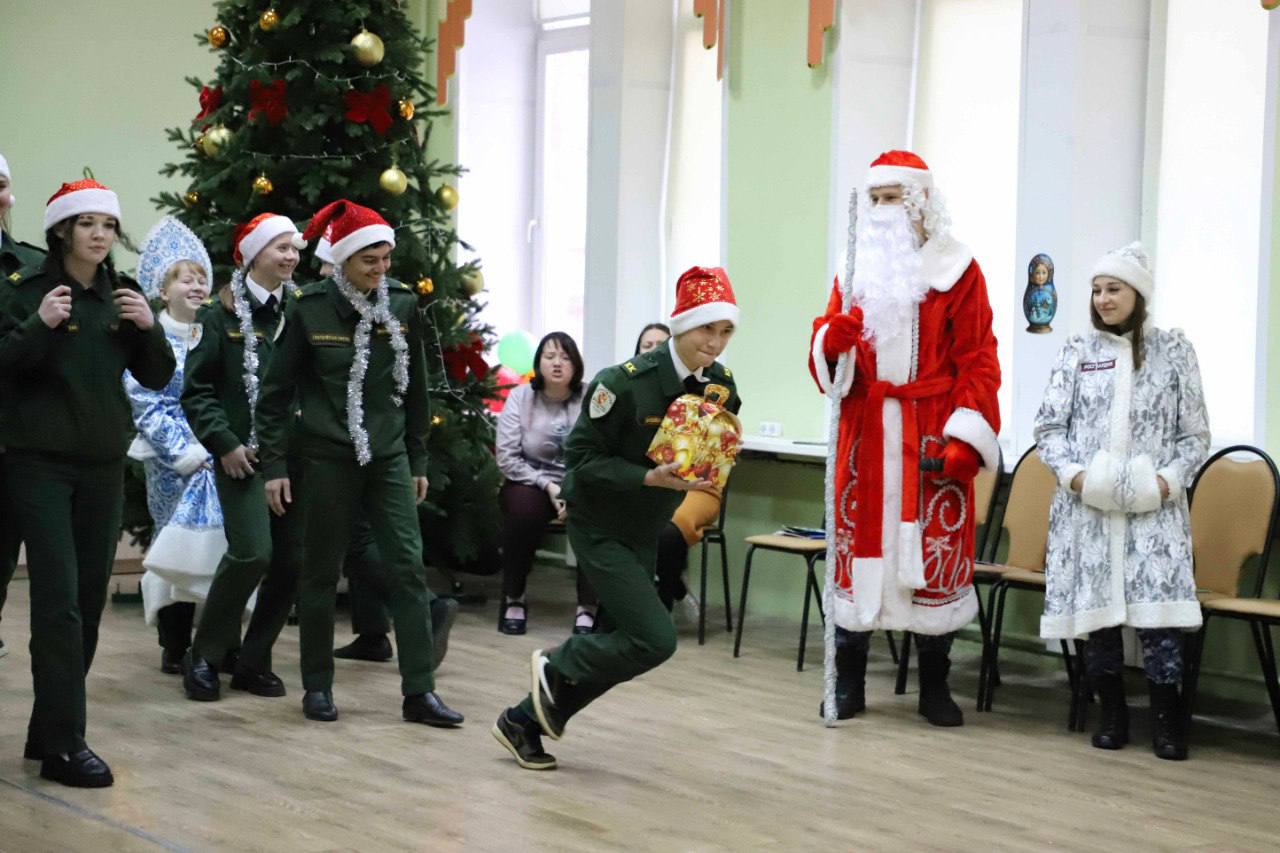 «Дед Мороз специального назначения» поздравил школьников в Рязани «Дед Мороз специального назначения» поздравил школьников в Рязани