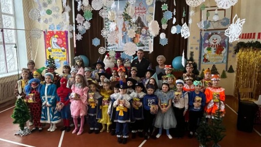 Полицейский Дед Мороз стал главным героем утренника в Чапаевской школе-интернате