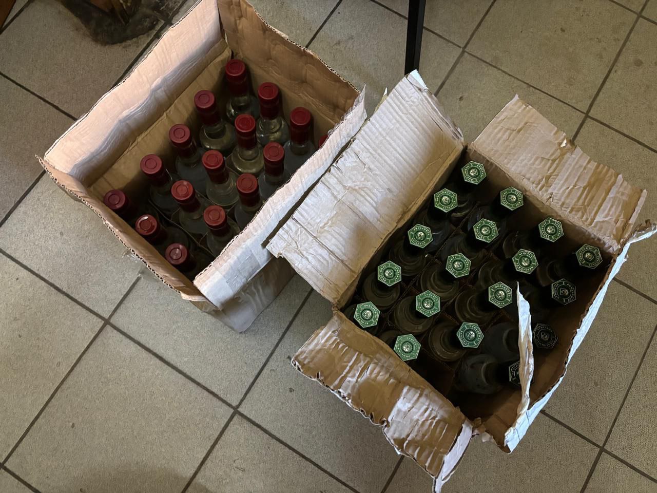 В ходе рейдов полицейские изъяли из незаконного оборота 740 литров алкогольной продукции В ходе рейдов полицейские изъяли из незаконного оборота 740 литров алкогольной продукции