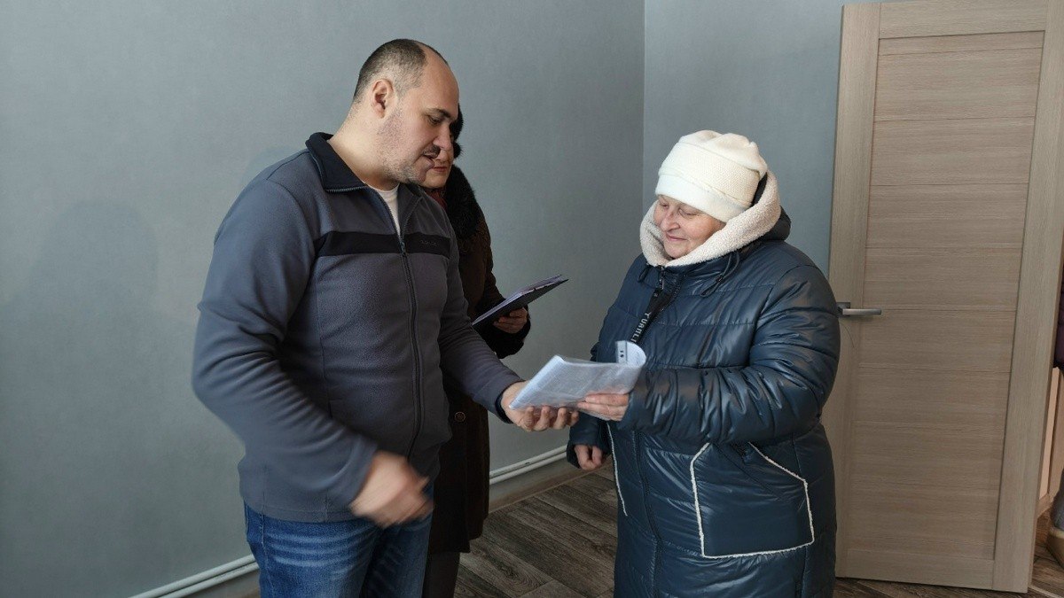 В поселках Поплевинский и Побединка Скопинского округа вручили ключи местным жителям, которые получили квартиры по программе переселения граждан из аварийного жилья В поселках Поплевинский и Побединка Скопинского округа вручили ключи местным жителям, которые получили квартиры по программе переселения граждан из аварийного жилья