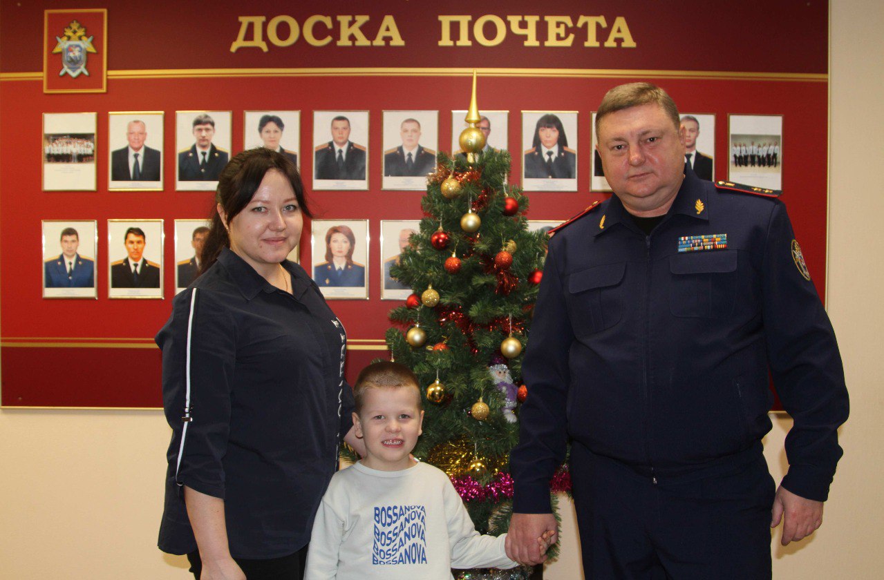 «Елка желаний». Руководитель регионального следственного управления исполнил новогоднее желание ребенка из Рязани «Елка желаний». Руководитель регионального следственного управления исполнил новогоднее желание ребенка из Рязани