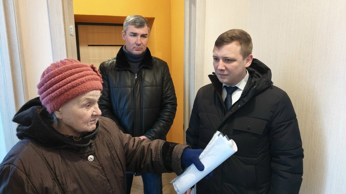 В поселках Поплевинский и Побединка Скопинского округа вручили ключи местным жителям, которые получили квартиры по программе переселения граждан из аварийного жилья В поселках Поплевинский и Побединка Скопинского округа вручили ключи местным жителям, которые получили квартиры по программе переселения граждан из аварийного жилья