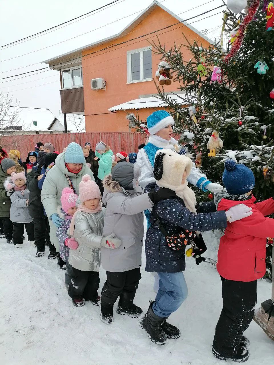 В приемных ТОС продолжаются детские новогодние праздники