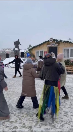 В рамках проекта «Рязань - Новогодняя столица 2026» у Терема Деда Мороза, который расположен рядом с Главпочтамтом, ежедневно проводятся игровые анимационные программы и встречи с Дедушкой Морозом