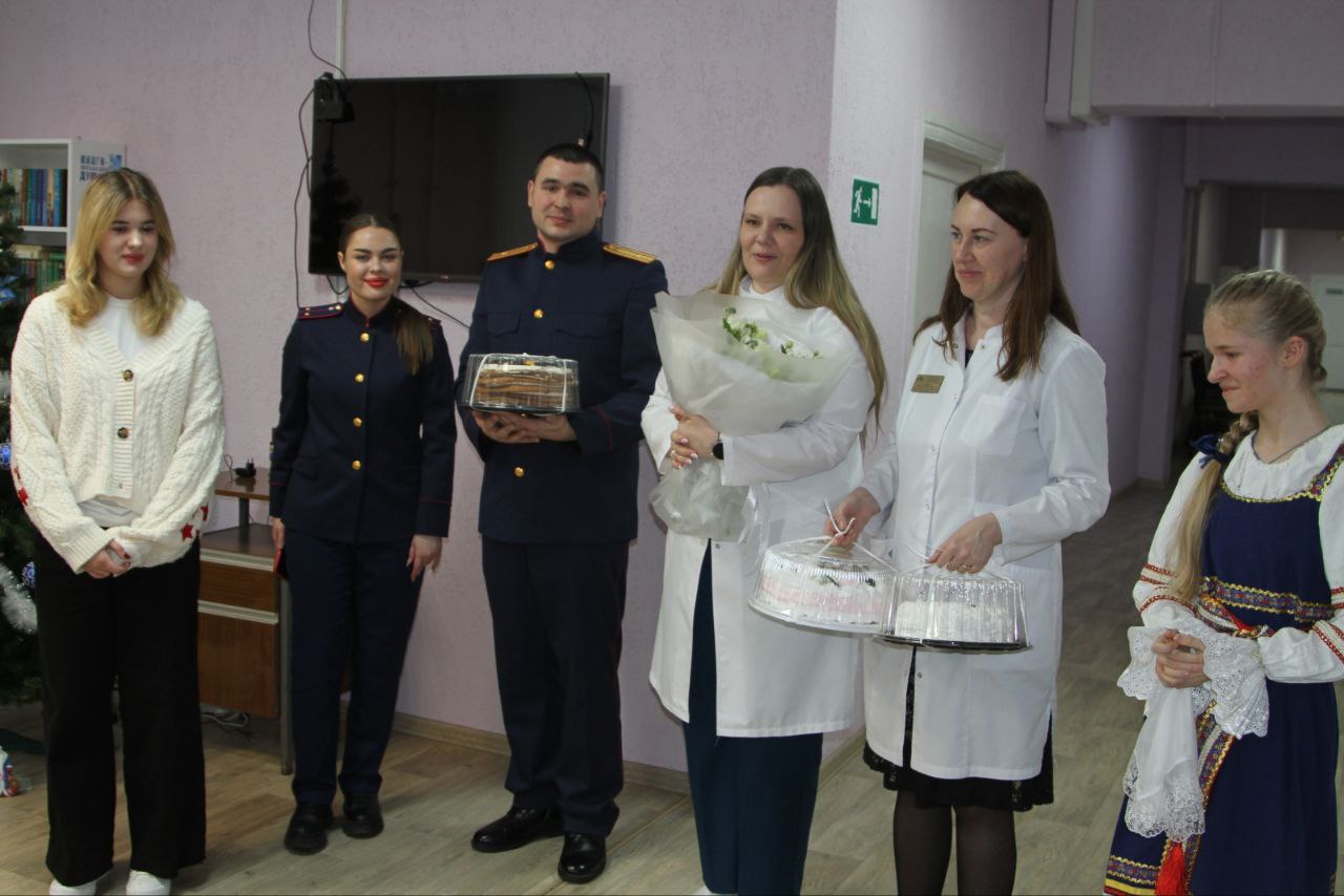 Сотрудники следственного управления по Рязанской области поздравили пациентов и коллектив госпиталя для ветеранов войн с наступающим Новым годом Сотрудники следственного управления по Рязанской области поздравили пациентов и коллектив госпиталя для ветеранов войн с наступающим Новым годом