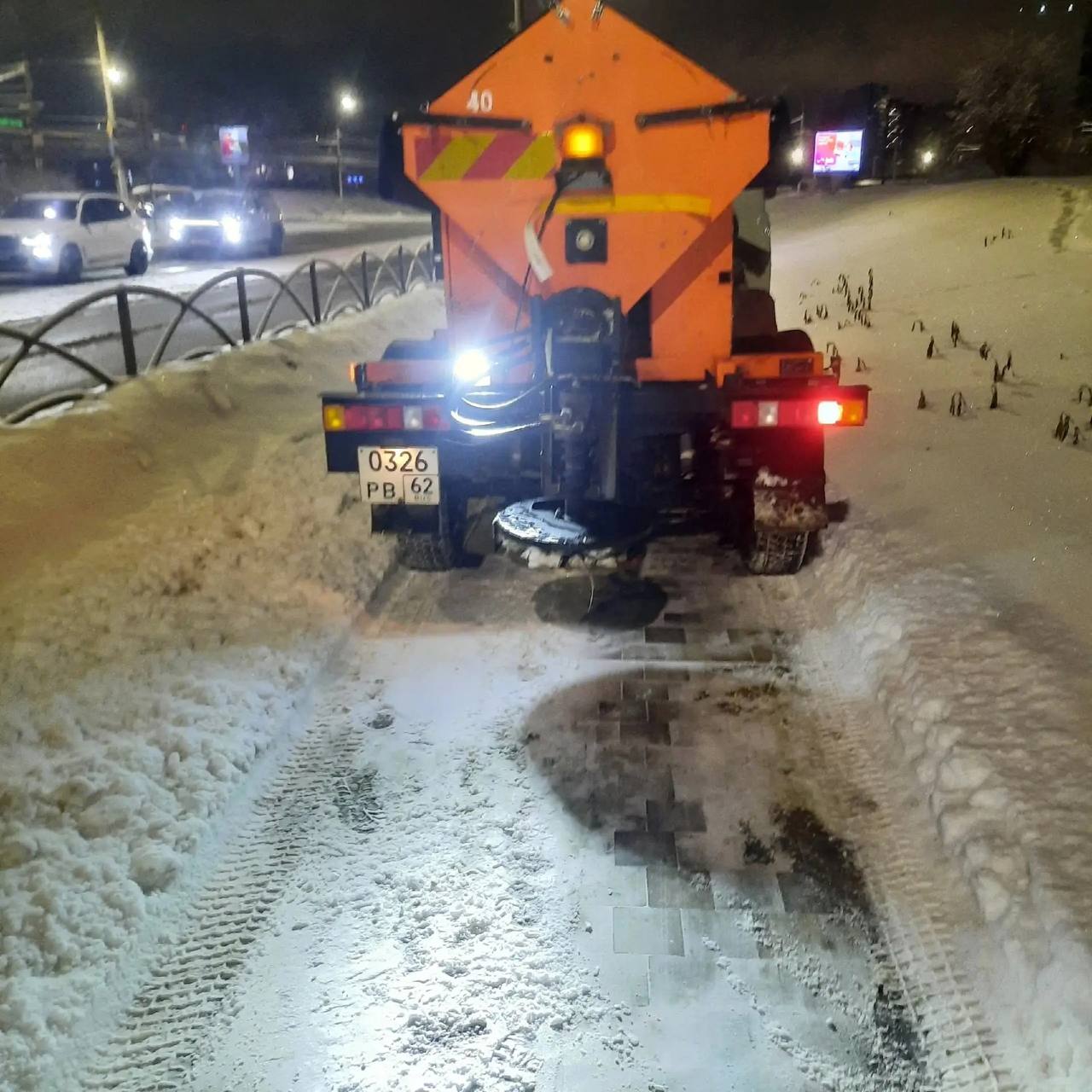 Сотрудники ДБГ проводят уборку областного центра Сотрудники ДБГ проводят уборку областного центра
