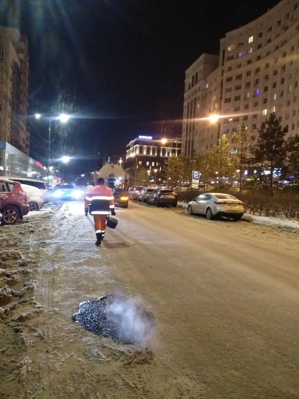 Ночью в городе вывозили снег Ночью в городе вывозили снег