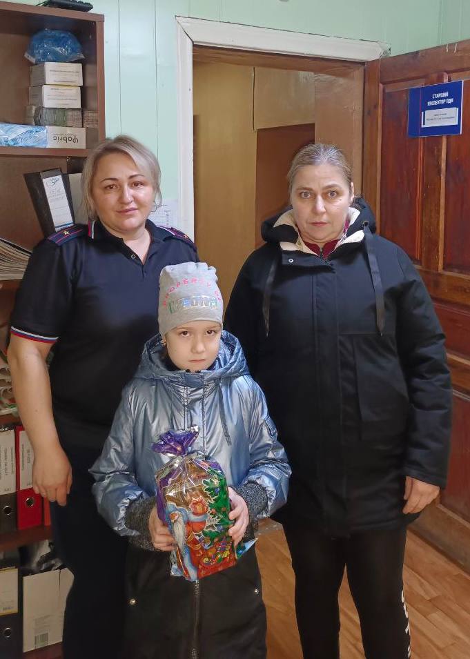 Сотрудники полиции поздравили с Новым годом семьи, попавшие в трудную жизненную ситуацию Сотрудники полиции поздравили с Новым годом семьи, попавшие в трудную жизненную ситуацию