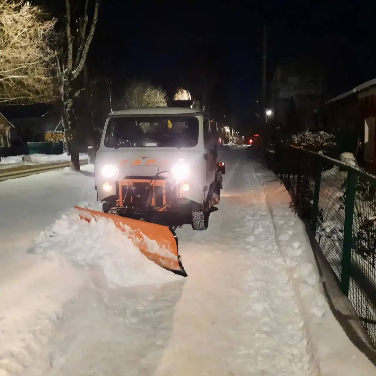 Ночью в городе вывозили снег Ночью в городе вывозили снег