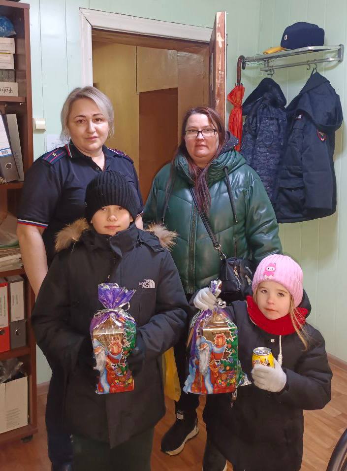 Сотрудники полиции поздравили с Новым годом семьи, попавшие в трудную жизненную ситуацию Сотрудники полиции поздравили с Новым годом семьи, попавшие в трудную жизненную ситуацию