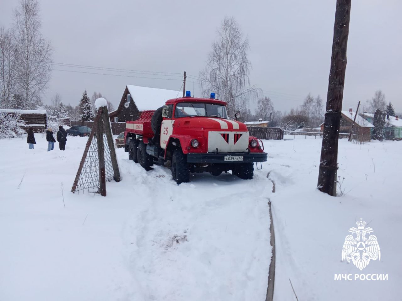 #СводкаМЧС. За сутки пожарно-спасательными подразделениями Рязанской области ликвидированы 3 пожара: - 4 января в 6:56 поступило сообщение о пожаре в жилом доме в посёлке Семчино города Рязани