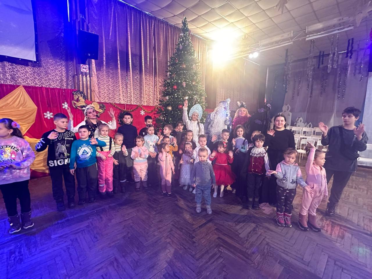 КДЦ «Октябрь» представил гостям новогоднюю программу