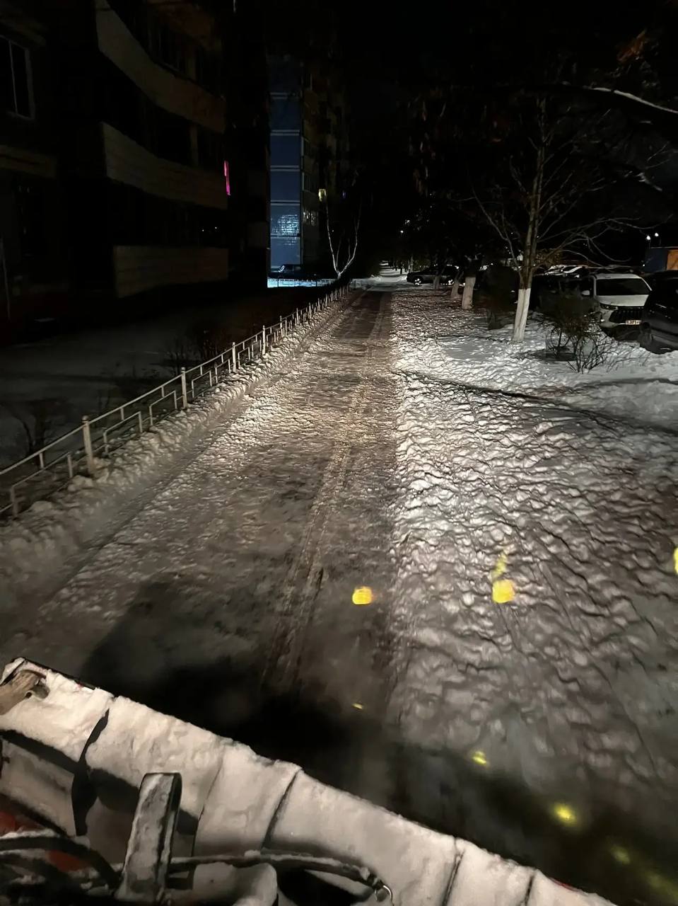 Ночью в городе вывозили снег Ночью в городе вывозили снег