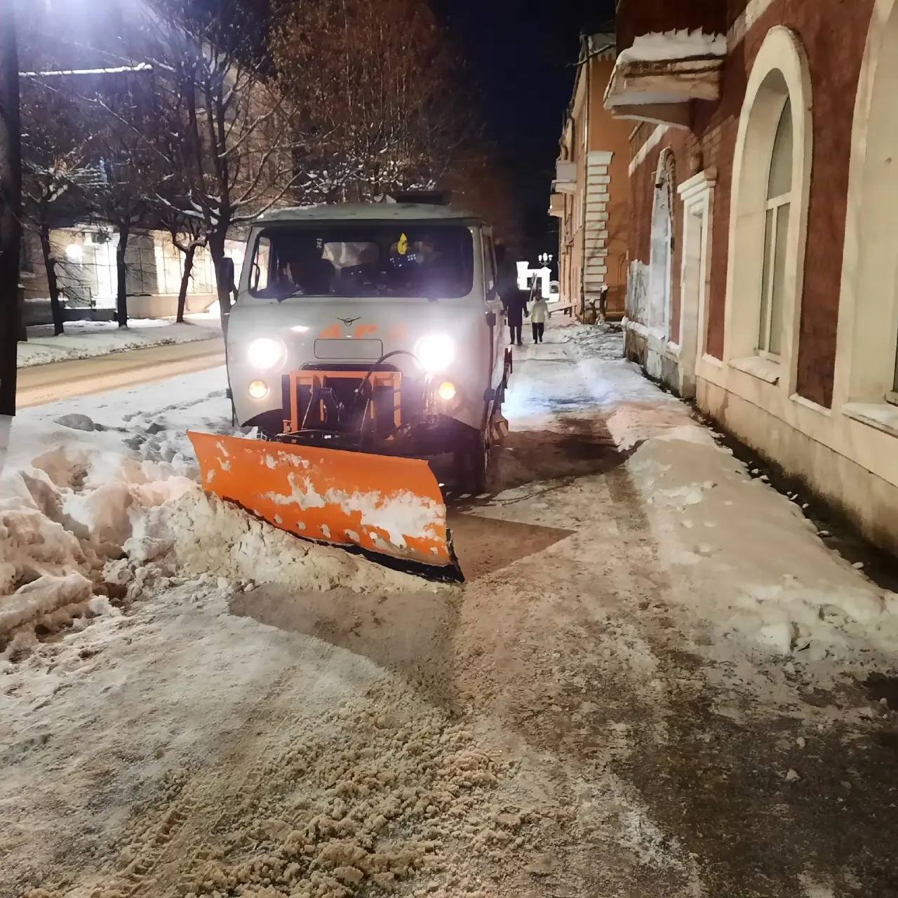 Ночью в городе вывозили снег
