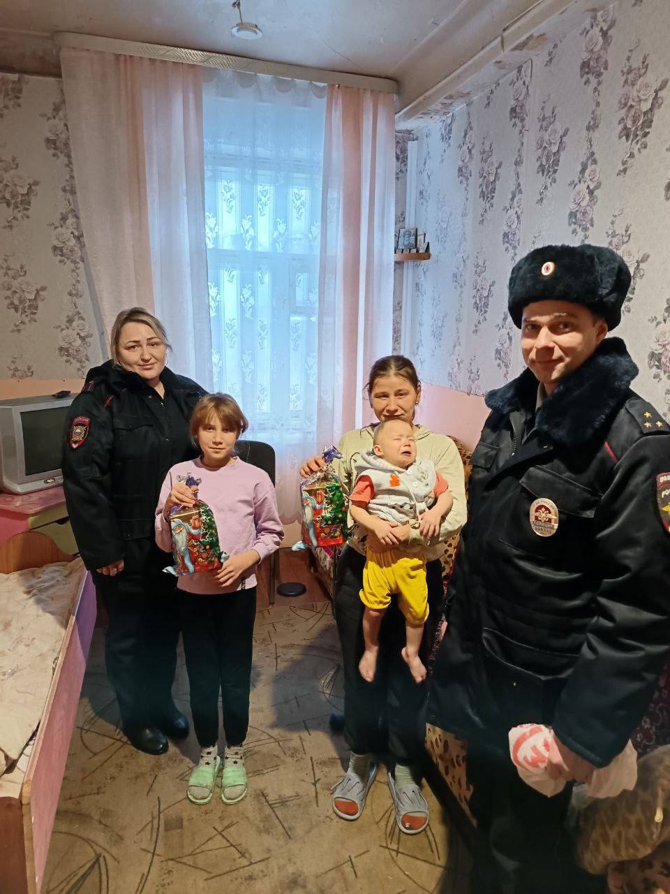 Сотрудники полиции поздравили с Новым годом семьи, попавшие в трудную жизненную ситуацию Сотрудники полиции поздравили с Новым годом семьи, попавшие в трудную жизненную ситуацию