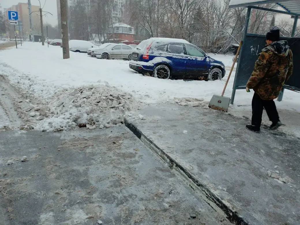 Ночью в городе вывозили снег Ночью в городе вывозили снег