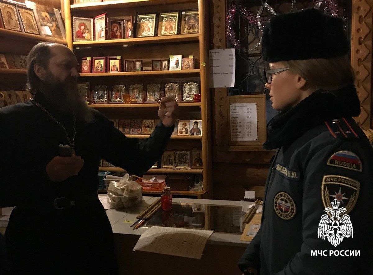 Сотрудники МЧС России дежурят на рождественских богослужениях