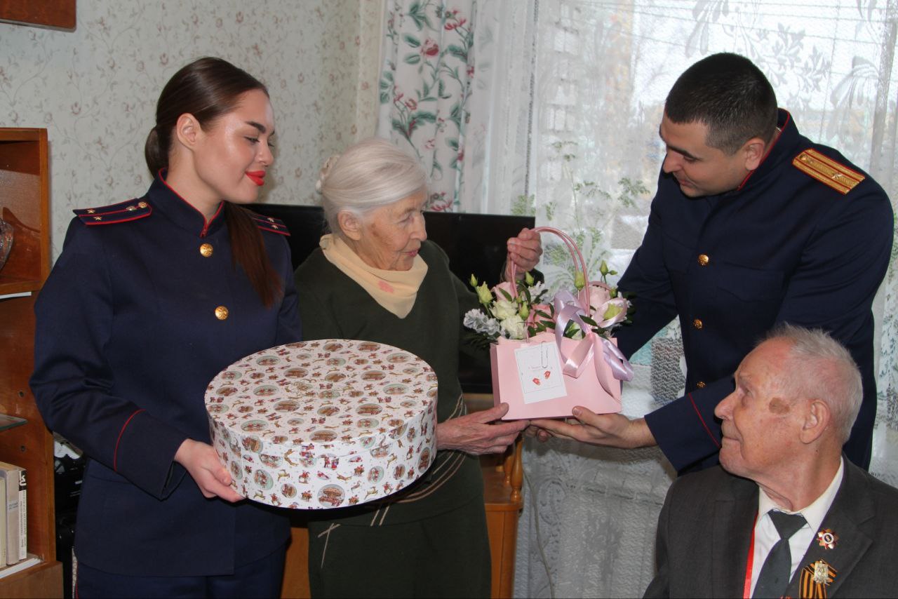 Офицеры СК России продолжают поздравлять подшефных с Новым годом Офицеры СК России продолжают поздравлять подшефных с Новым годом