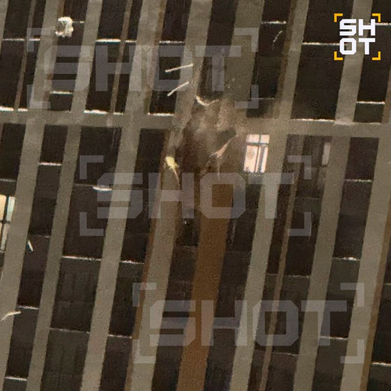 Беспилотник врезался в жилую многоэтажку в Рязани