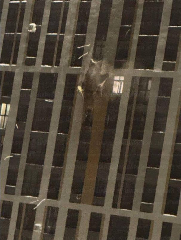 Последствия попадания дрона в многоэтажку в Рязани