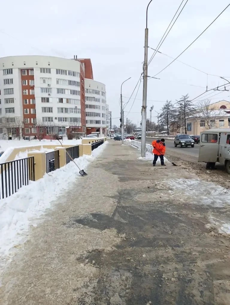 Днем 22 января в городе продолжается уборка дорог и тротуаров Днем 22 января в городе продолжается уборка дорог и тротуаров