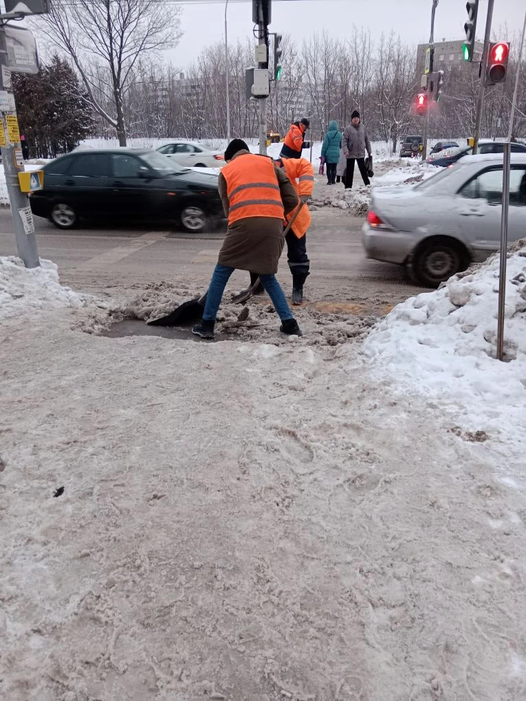 Днем 22 января в городе продолжается уборка дорог и тротуаров