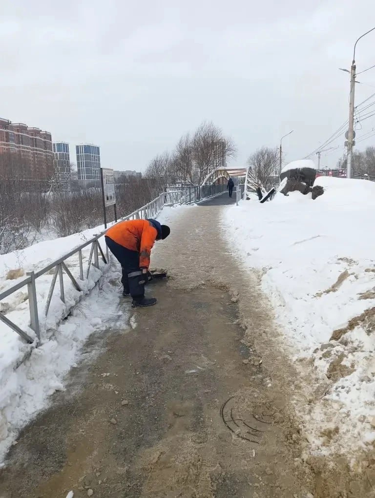 Днем 22 января в городе продолжается уборка дорог и тротуаров Днем 22 января в городе продолжается уборка дорог и тротуаров