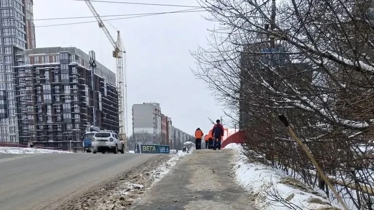 Днем 22 января в городе продолжается уборка дорог и тротуаров Днем 22 января в городе продолжается уборка дорог и тротуаров