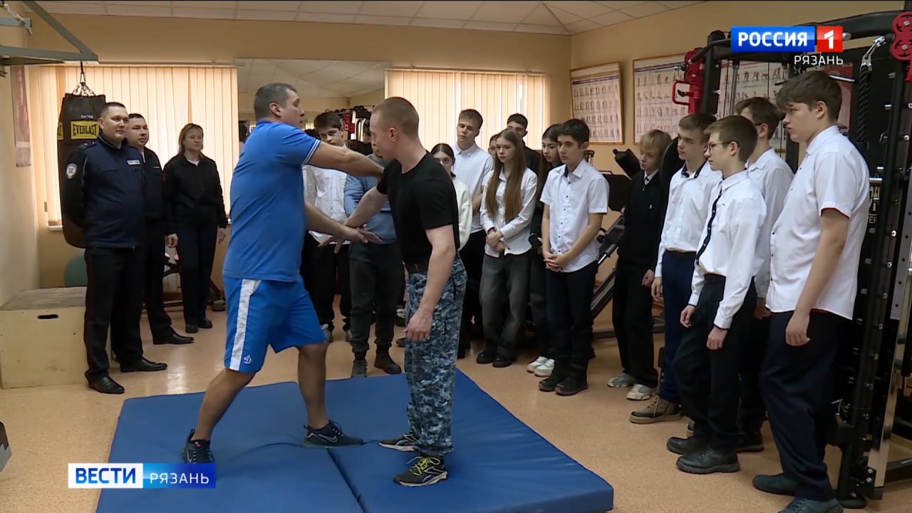 Сотрудники ДПС для учеников школы №41 провели экскурсию