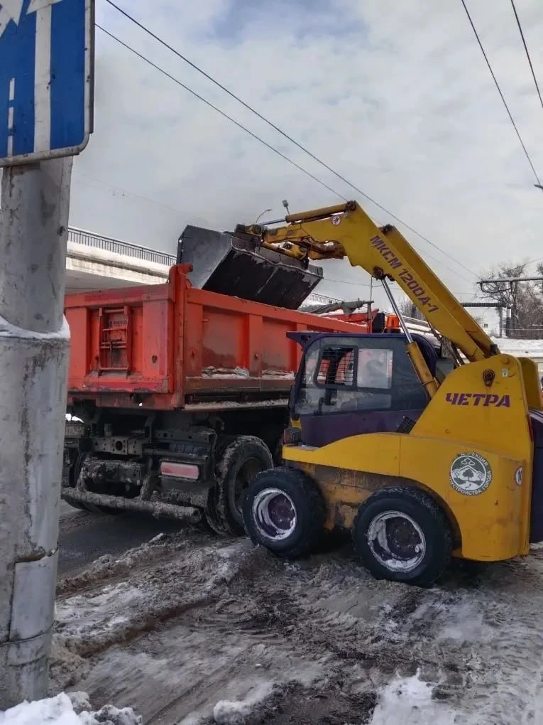 Днем 22 января в городе продолжается уборка дорог и тротуаров Днем 22 января в городе продолжается уборка дорог и тротуаров