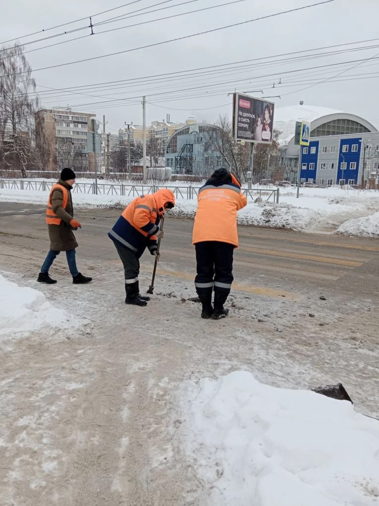 Днем 22 января в городе продолжается уборка дорог и тротуаров Днем 22 января в городе продолжается уборка дорог и тротуаров