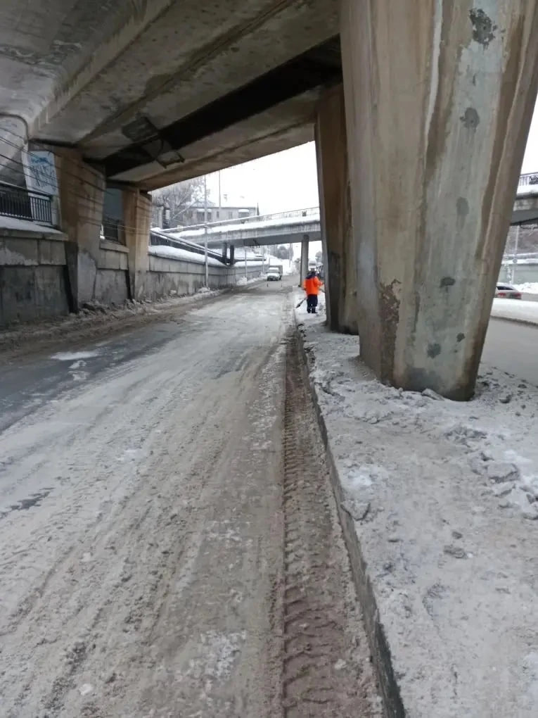 Днем 22 января в городе продолжается уборка дорог и тротуаров Днем 22 января в городе продолжается уборка дорог и тротуаров