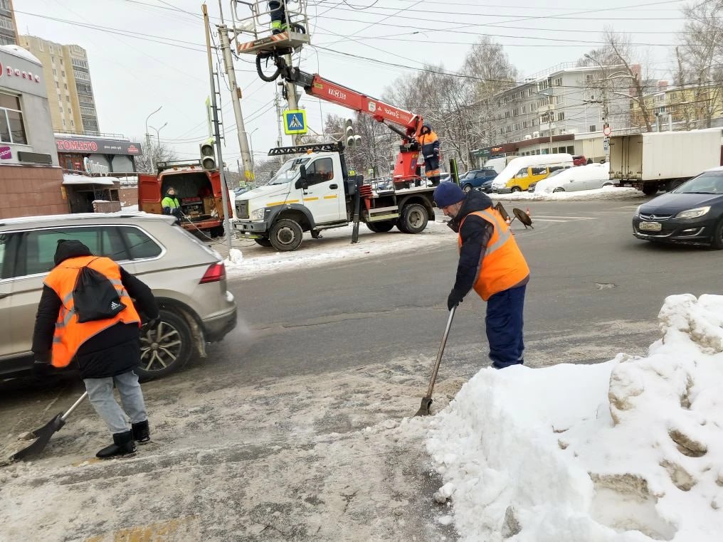 Днем 22 января в городе продолжается уборка дорог и тротуаров Днем 22 января в городе продолжается уборка дорог и тротуаров