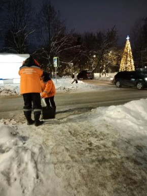 Днем 23 января в областном центре продолжается уборка дорог и тротуаров