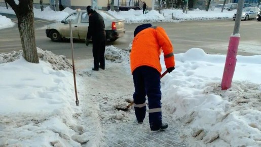 Днем 26 января сотрудники ДБГ и спецтехника работают на Куйбышевском шоссе, идет вывоз снега в районе путепровода