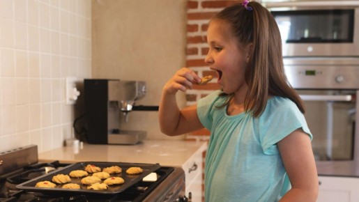 Никакого трения и других заморочек: гарь «отлетит» от противня с этой хитростью