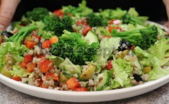 Тёплый салат с гречкой и свежими овощами для любого сезона