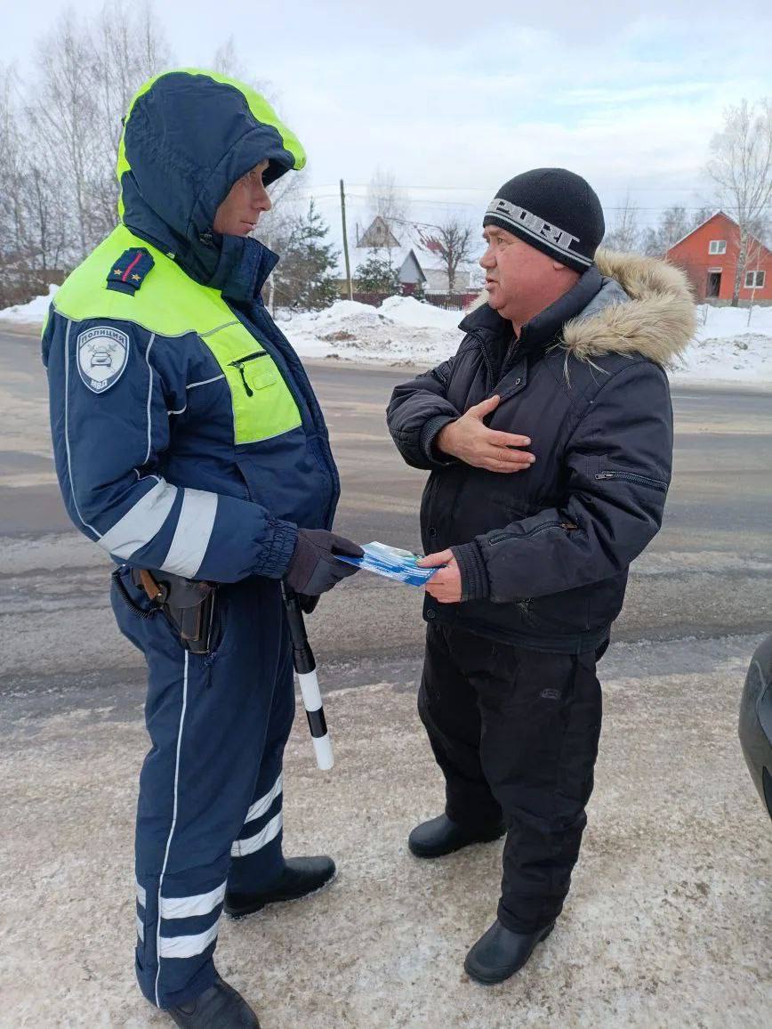 Сотрудники Госавтоинспекции в регионе, провели профилактическую акцию «Зимняя безопасность», направленная на профилактику ДТП, сопровождающаяся раздачей тематических памяток