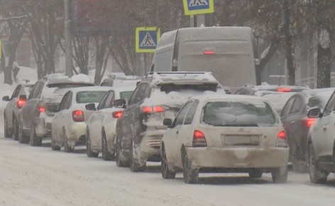 Снегопад возобновился и парализовал движение в городе