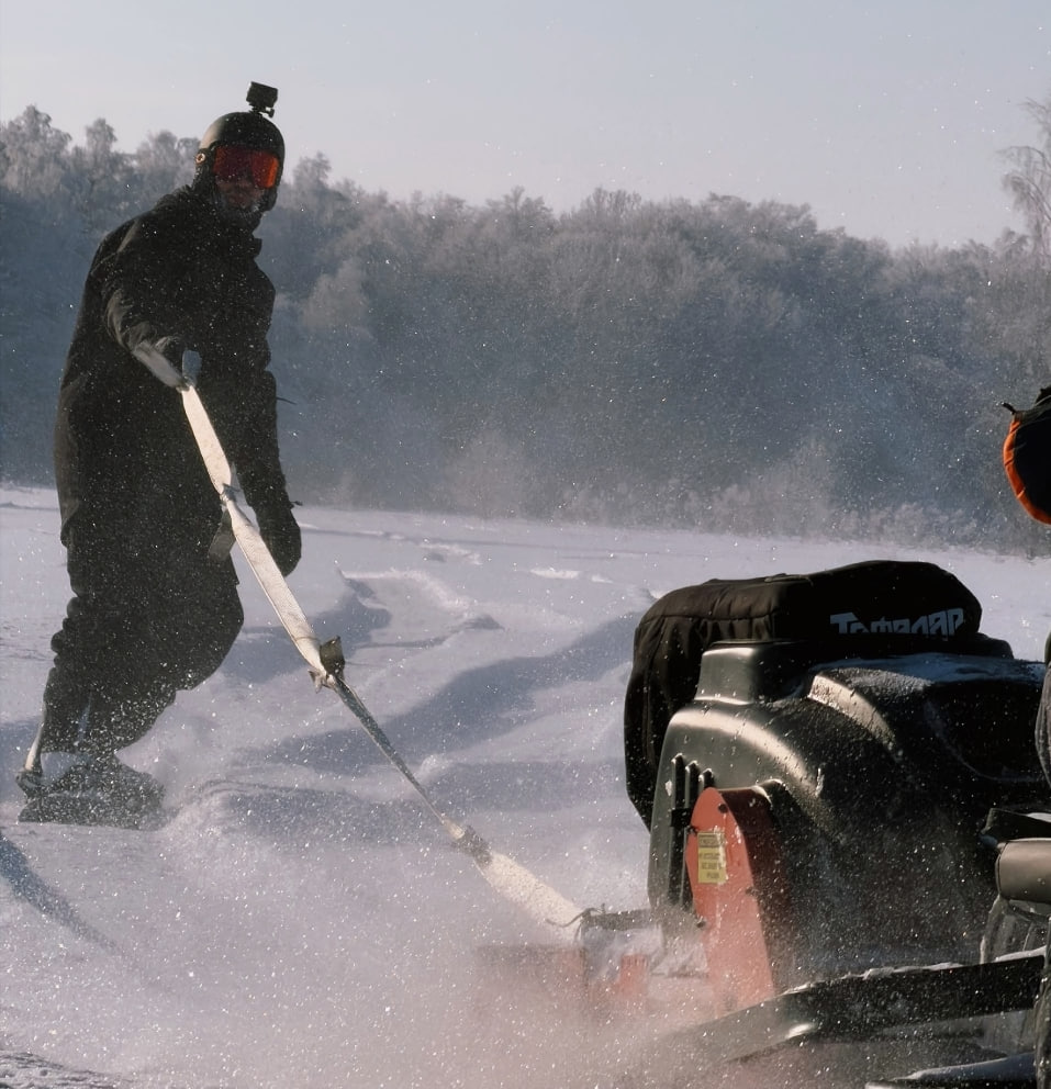 Рыбновцы придумали необычное зимнее развлечение: езду на сноуборде за мотособакой Рыбновцы придумали необычное зимнее развлечение: езду на сноуборде за мотособакой