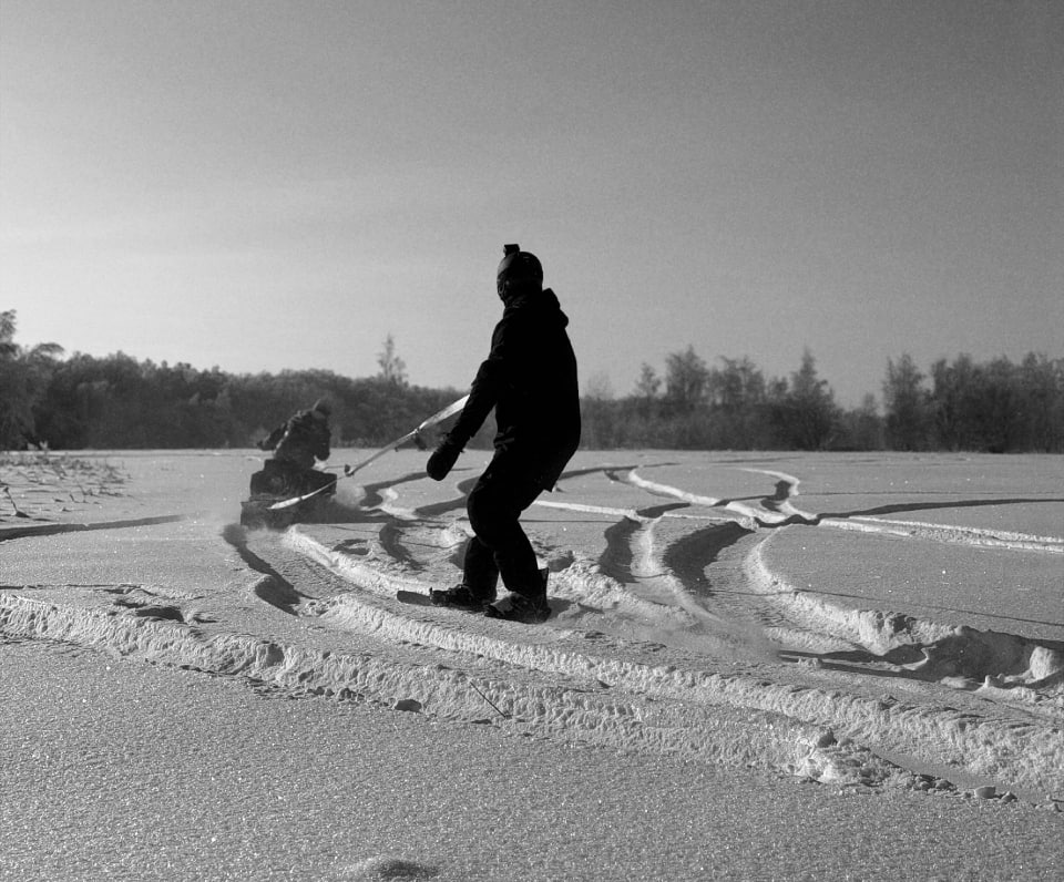 Рыбновцы придумали необычное зимнее развлечение: езду на сноуборде за мотособакой Рыбновцы придумали необычное зимнее развлечение: езду на сноуборде за мотособакой