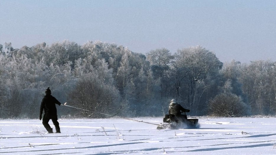 Рыбновцы придумали необычное зимнее развлечение: езду на сноуборде за мотособакой