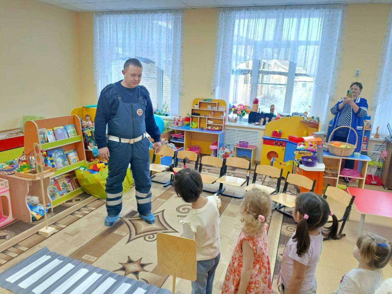 В детских садах региона автоинспекторы проводят занятия по ПДД В детских садах региона автоинспекторы проводят занятия по ПДД