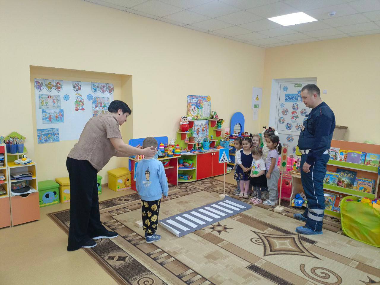 В детских садах региона автоинспекторы проводят занятия по ПДД В детских садах региона автоинспекторы проводят занятия по ПДД