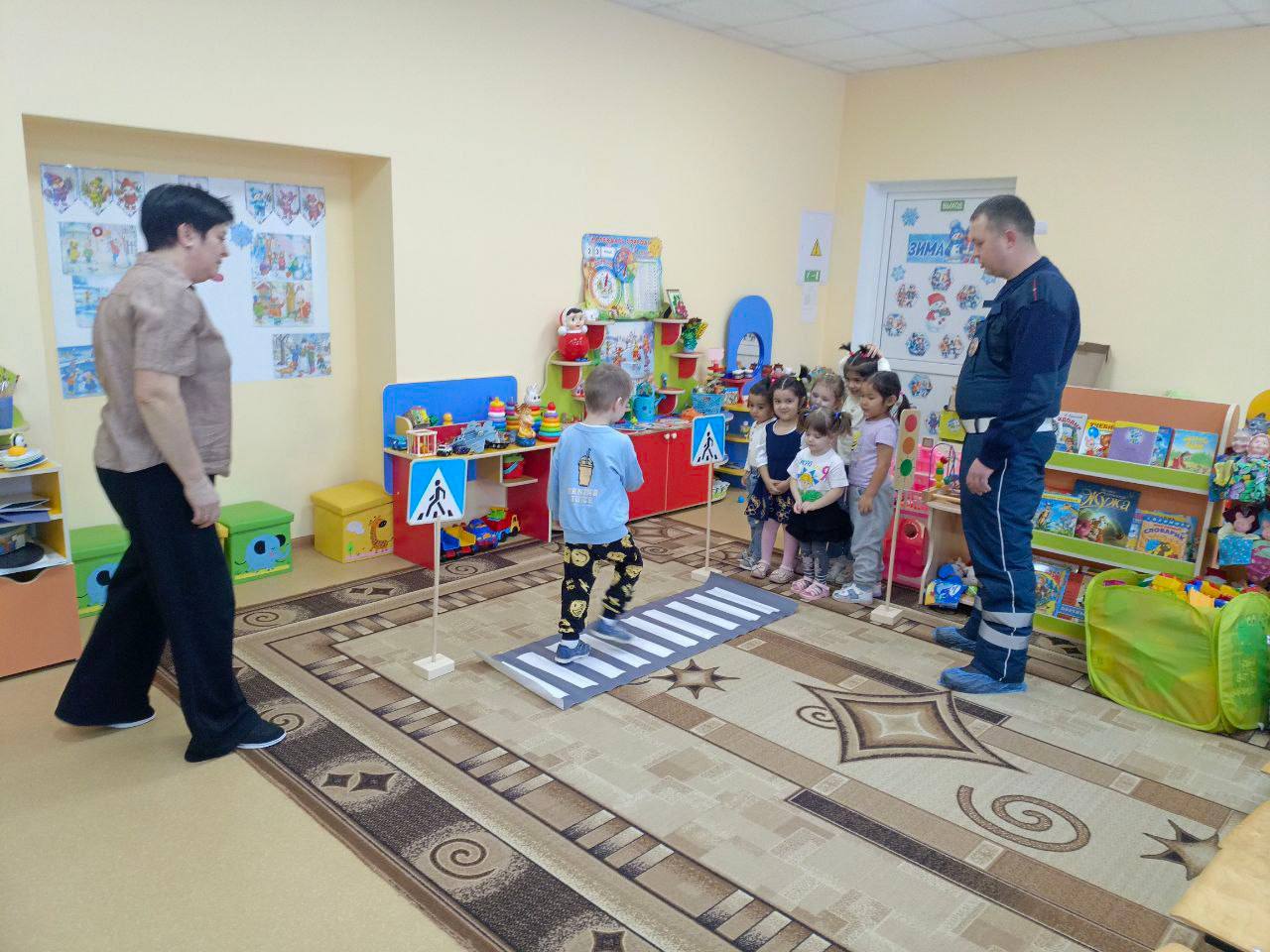 В детских садах региона автоинспекторы проводят занятия по ПДД В детских садах региона автоинспекторы проводят занятия по ПДД