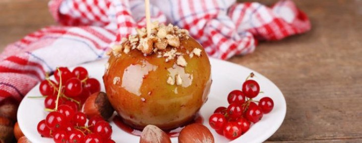 Яблоки в ягодной карамели с грецкими орехами: восхитительный десерт для всей семьи