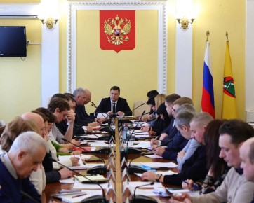 На планёрке с руководителями структурных подразделений администрации обсудили ряд вопросов, в том числе - приведение в порядок люкового хозяйства