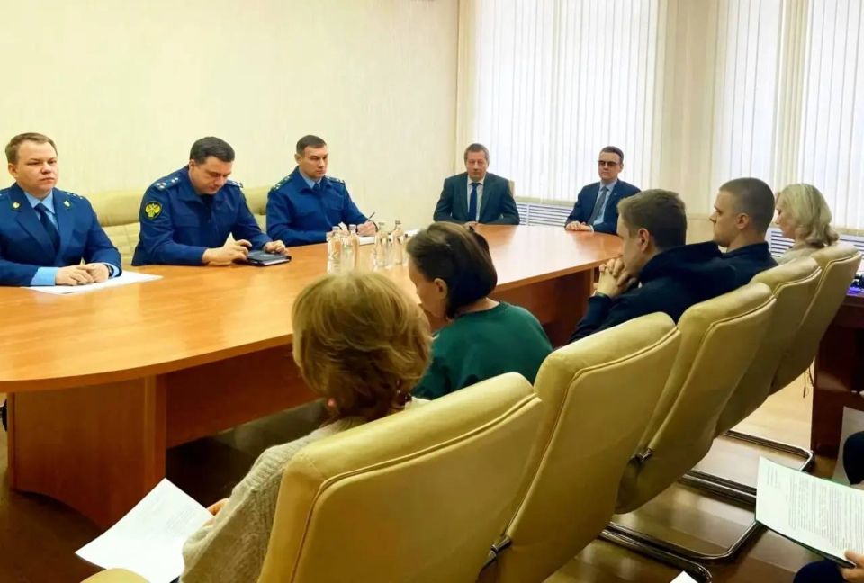 Первый заместитель прокурора области Антон Шумский с рабочим визитом посетил одно из ведущих промышленных предприятий региона и провел личный прием работников