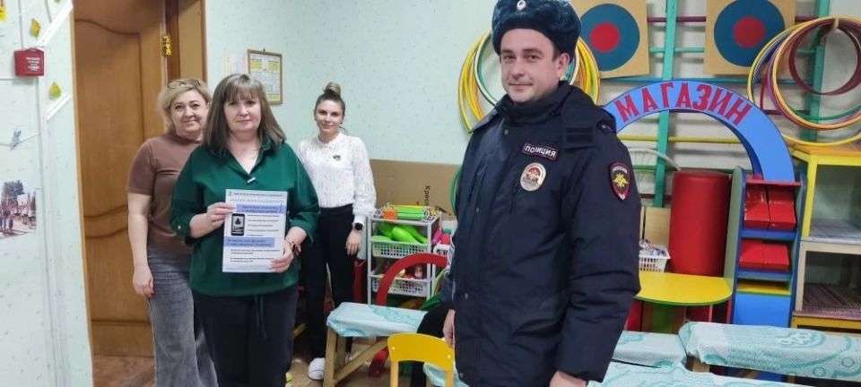 Участковые уполномоченные полиции напомнили жителям города Ряжске рекомендации как не стать жертвой дистанционных мошенников